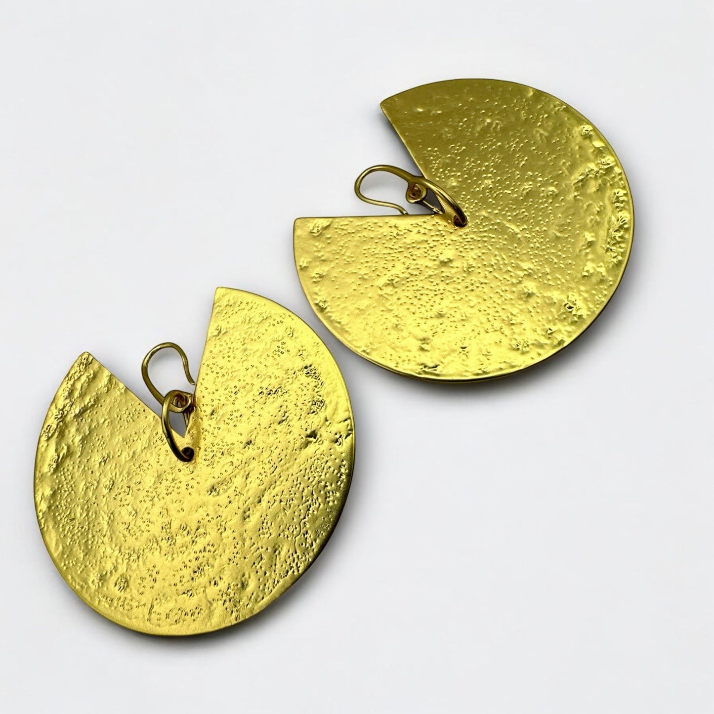 6CM Elegant African Hammered Brass Statement Earrings – Bold Gold Disc Design - Fatisha Boutique