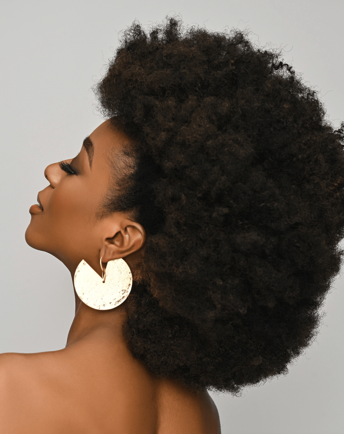 6CM Elegant African Hammered Brass Statement Earrings – Bold Gold Disc Design - Fatisha Boutique