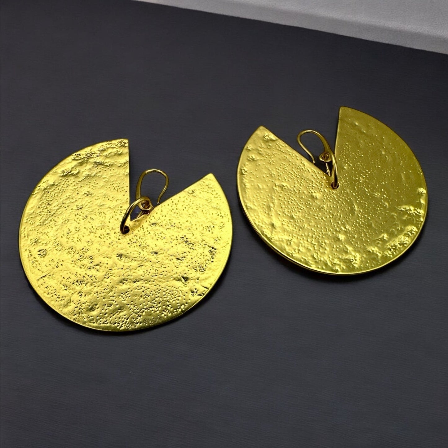 6CM Elegant African Hammered Brass Statement Earrings – Bold Gold Disc Design - Fatisha Boutique