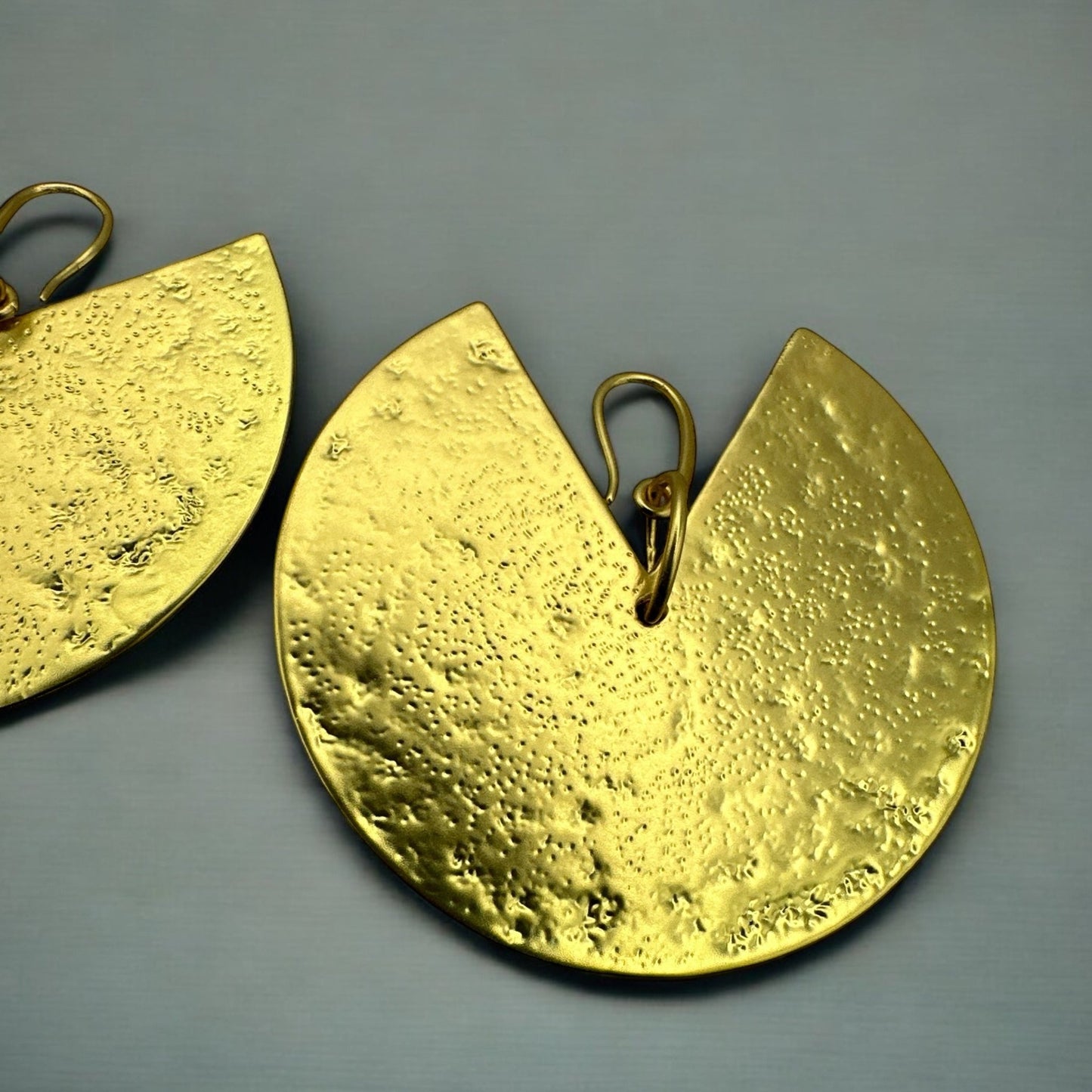 6CM Elegant African Hammered Brass Statement Earrings – Bold Gold Disc Design - Fatisha Boutique