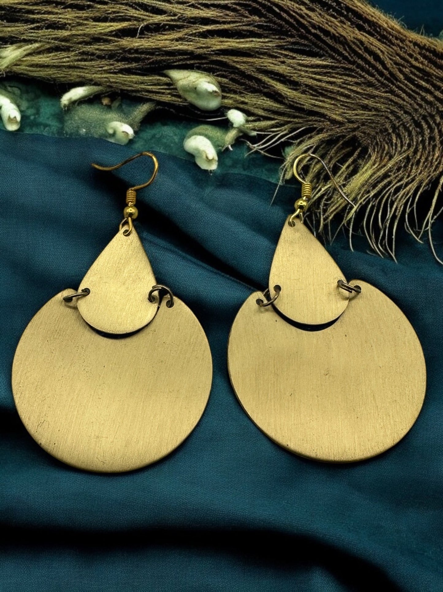 Elegant Brass Dangle Earrings – Modern Teardrop Design - Fatisha Boutique