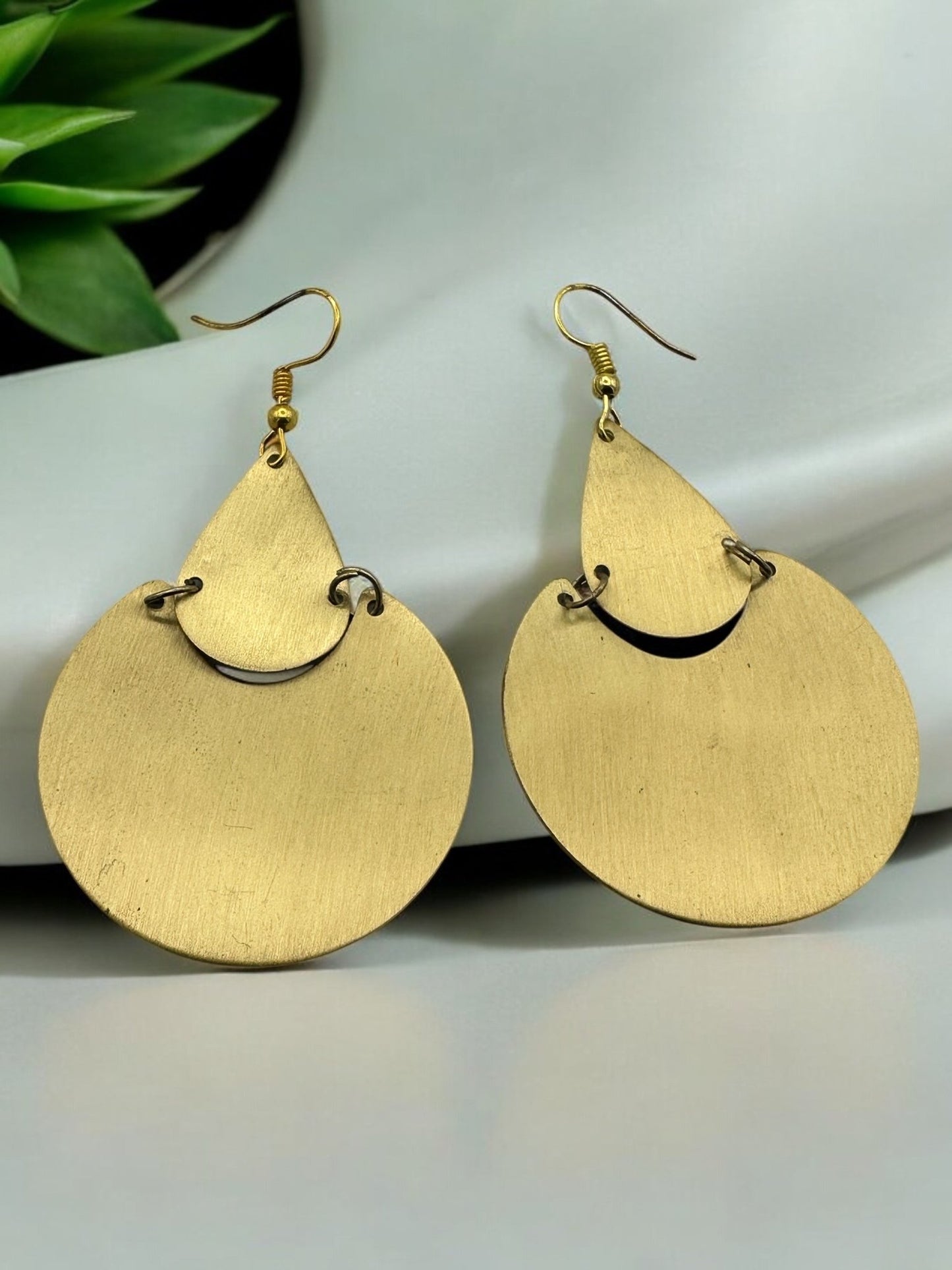 Elegant Brass Dangle Earrings – Modern Teardrop Design - Fatisha Boutique