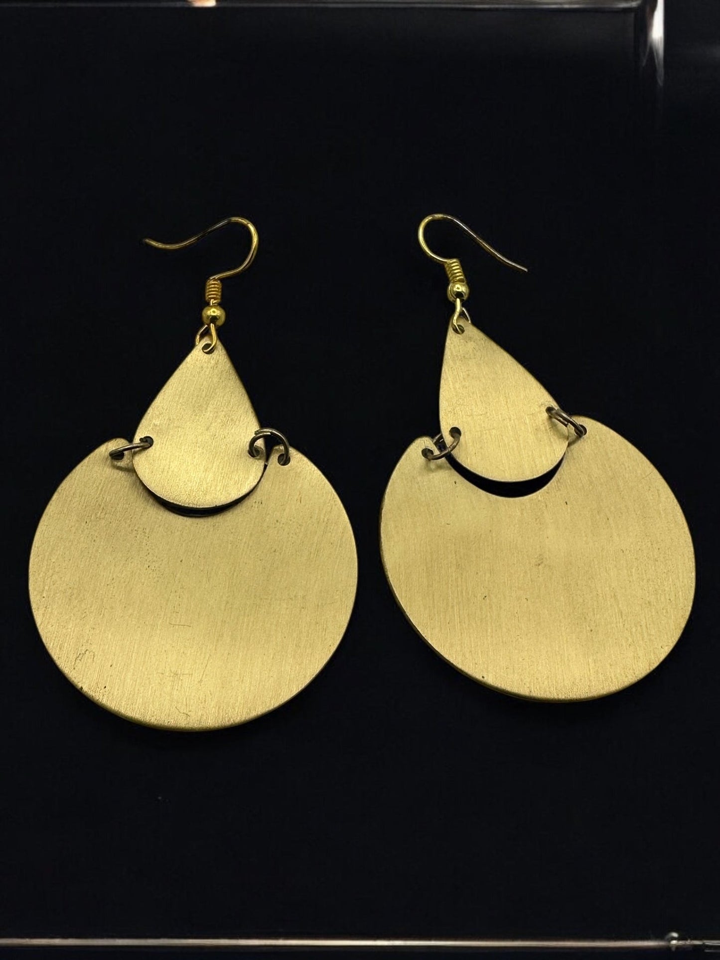 Elegant Brass Dangle Earrings – Modern Teardrop Design - Fatisha Boutique