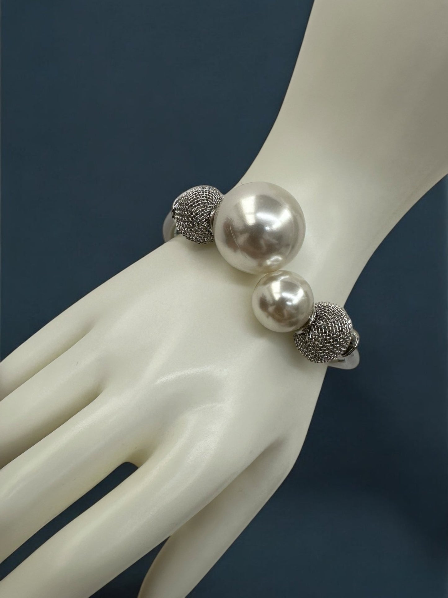 Elegant Pearl & Mesh Bead Bangle Bracelet - Fatisha Boutique
