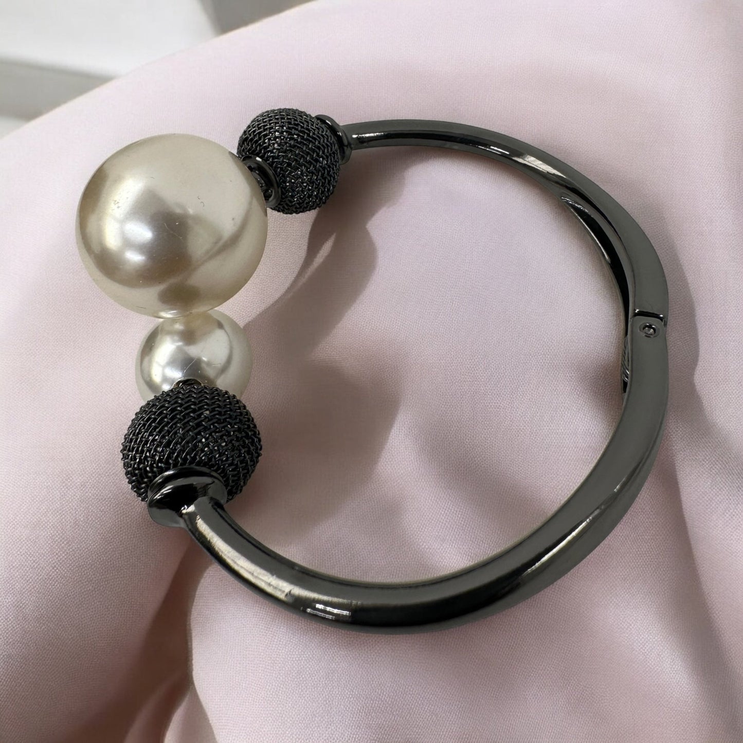 Elegant Pearl & Mesh Bead Bangle Bracelet - Fatisha Boutique