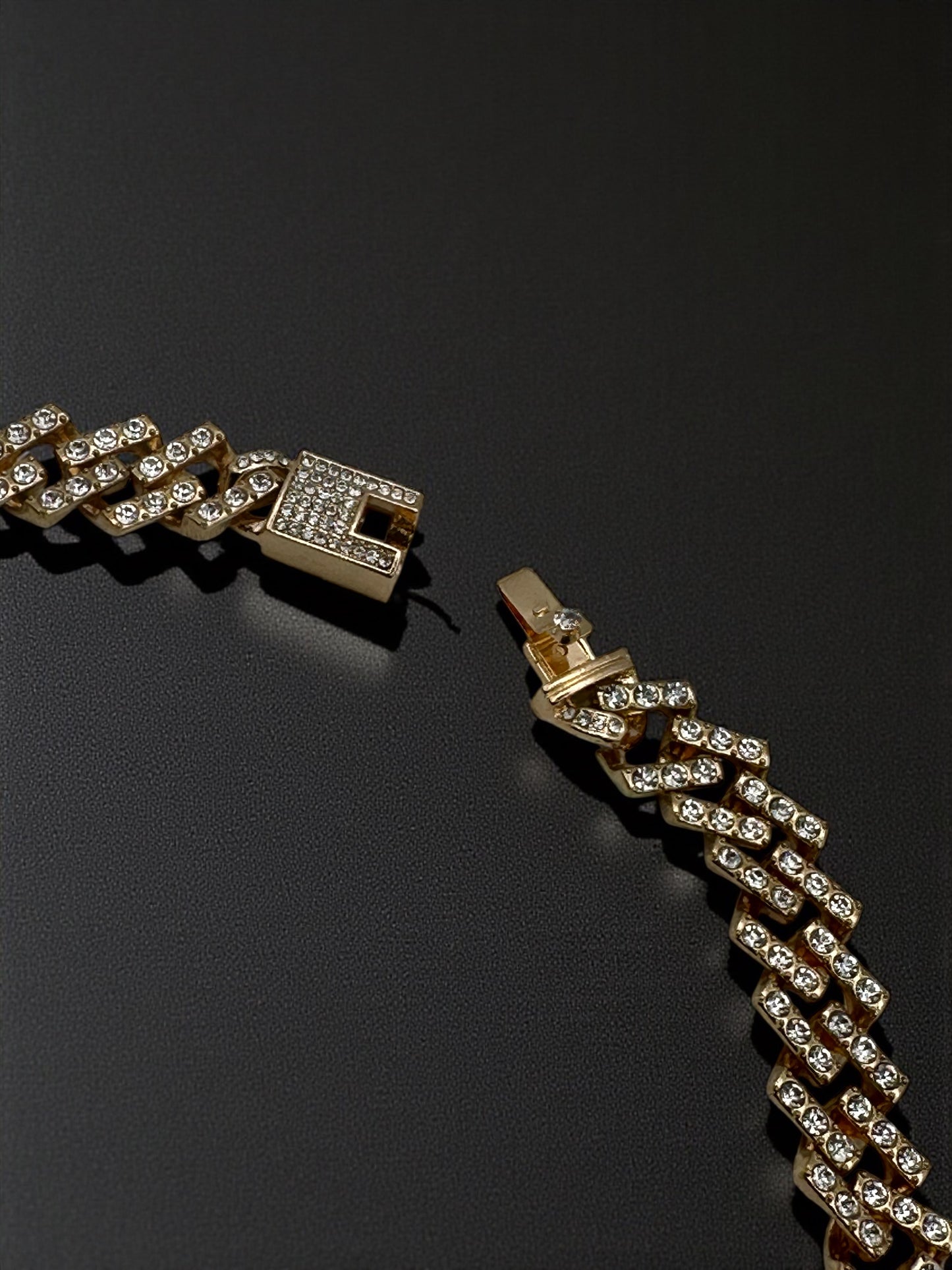 Elegant Rhinestone Cuban Butterfly Pendant Necklace – Sparkling Statement Jewellery in Gold & Silver