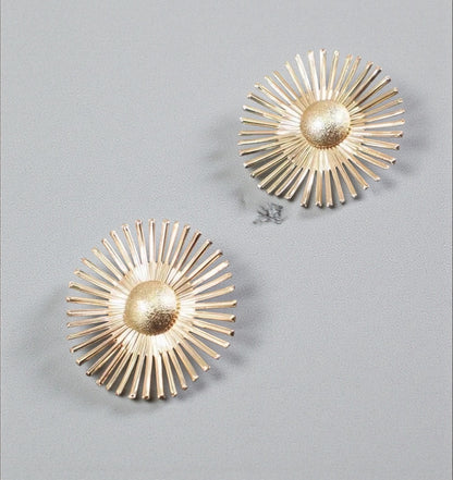 Retro Daisy Flower Gold Statement Earrings – Vintage Sunburst Studs - Fatisha Boutique #