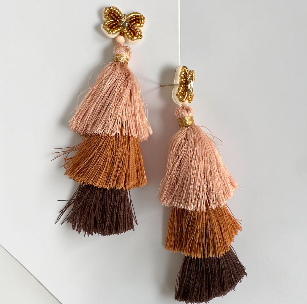 Boucles d'oreilles bohème longues à pompons marron – Bijou fantaisie à fils ombrés fait main Fatisha Boutique