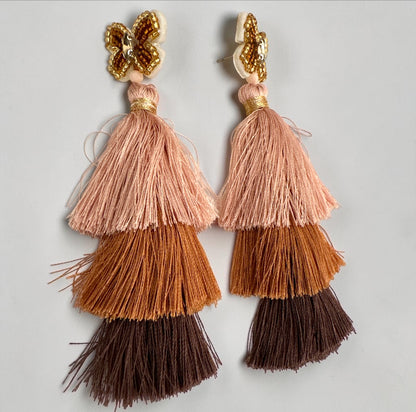 Boucles d'oreilles bohème longues à pompons marron – Bijou fantaisie à fils ombrés fait main