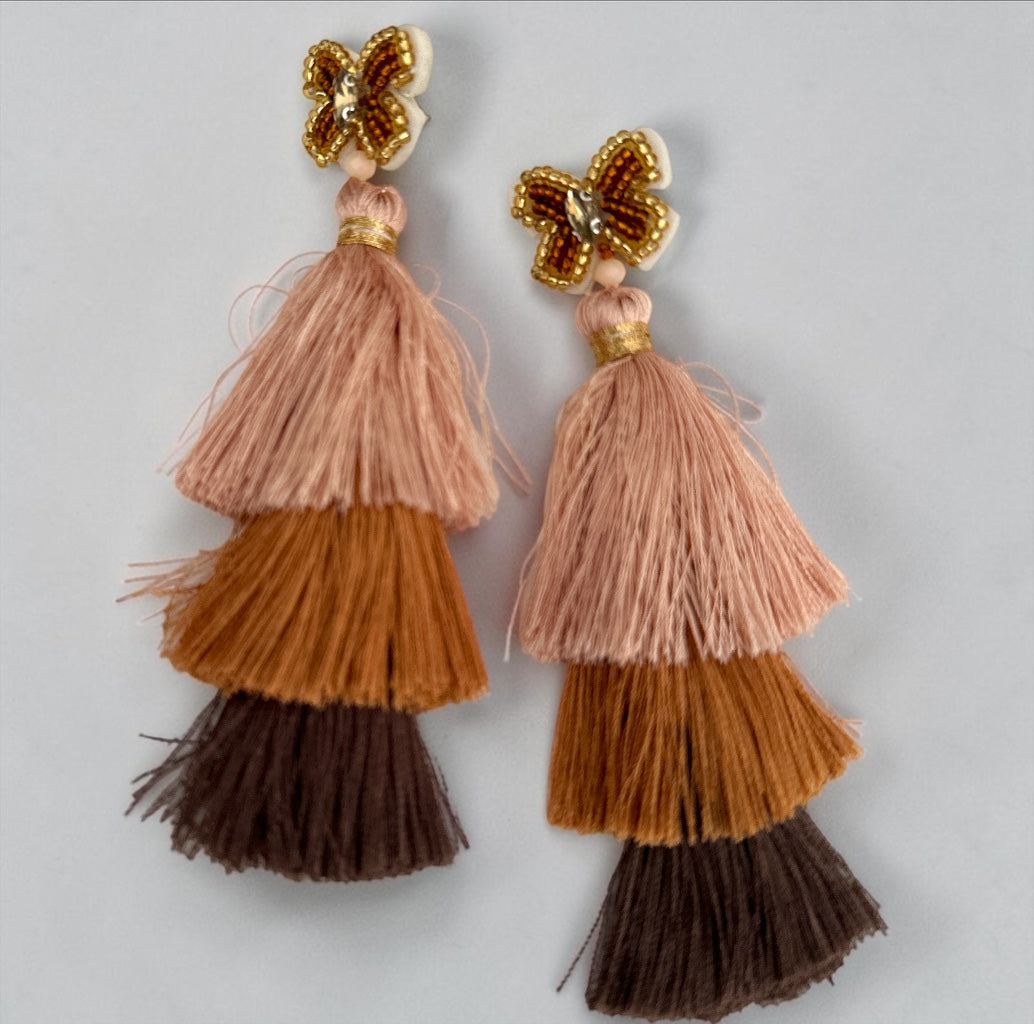 Boucles d'oreilles bohème longues à pompons marron – Bijou fantaisie à fils ombrés fait main