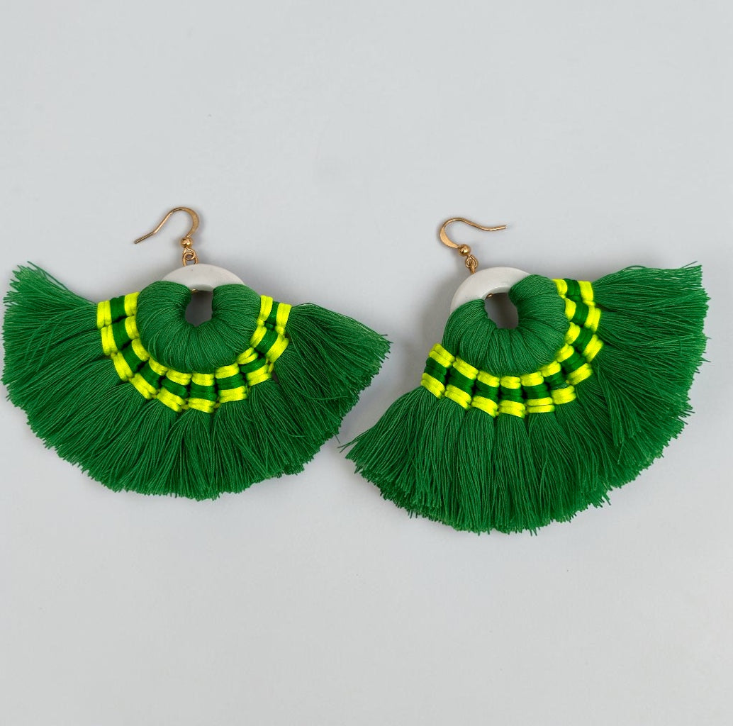 Boucles d'oreilles pendantes bohèmes vertes à pampilles – Bijou fait main tendance pour festival d'été Fatisha Boutique