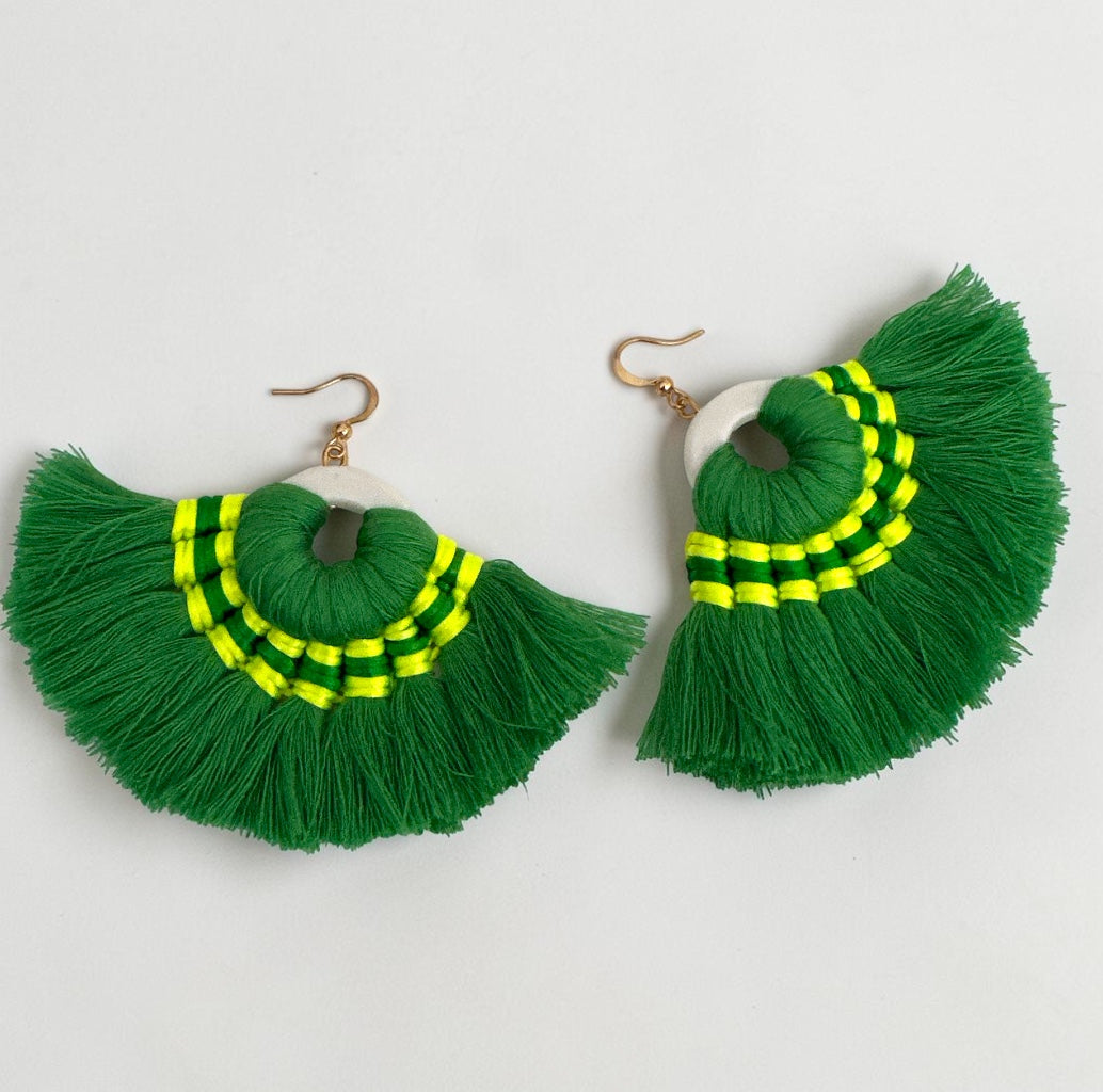 Boucles d'oreilles pendantes bohèmes vertes à pampilles – Bijou fait main tendance pour festival d'été