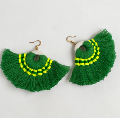 Boucles d'oreilles pendantes bohèmes vertes à pampilles – Bijou fait main tendance pour festival d'été