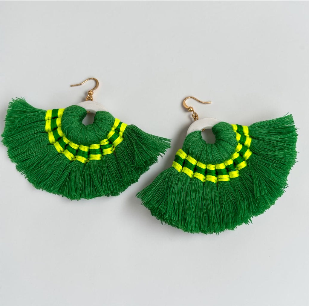 Boucles d'oreilles pendantes bohèmes vertes à pampilles – Bijou fait main tendance pour festival d'été Fatisha Boutique