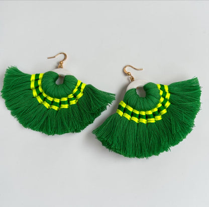 Boucles d'oreilles pendantes bohèmes vertes à pampilles – Bijou fait main tendance pour festival d'été