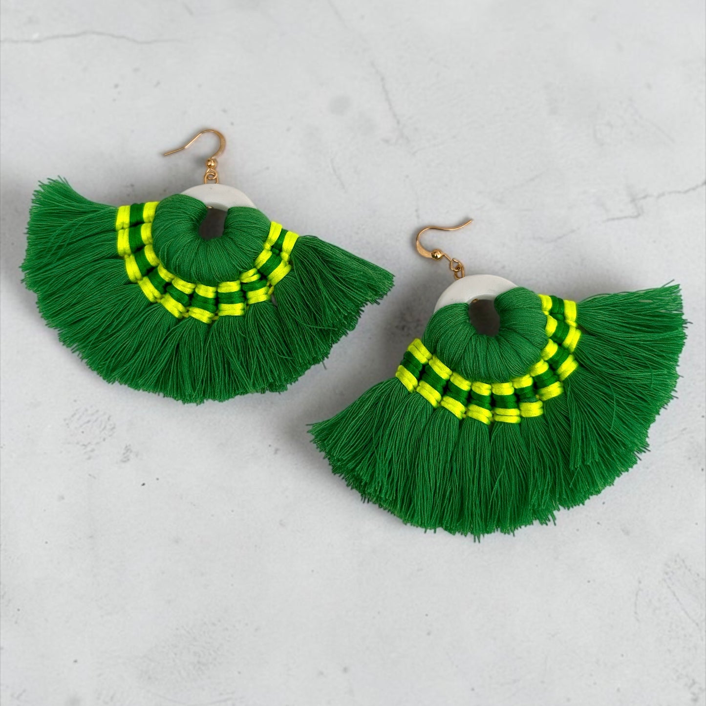 Boucles d'oreilles pendantes bohèmes vertes à pampilles – Bijou fait main tendance pour festival d'été Fatisha Boutique