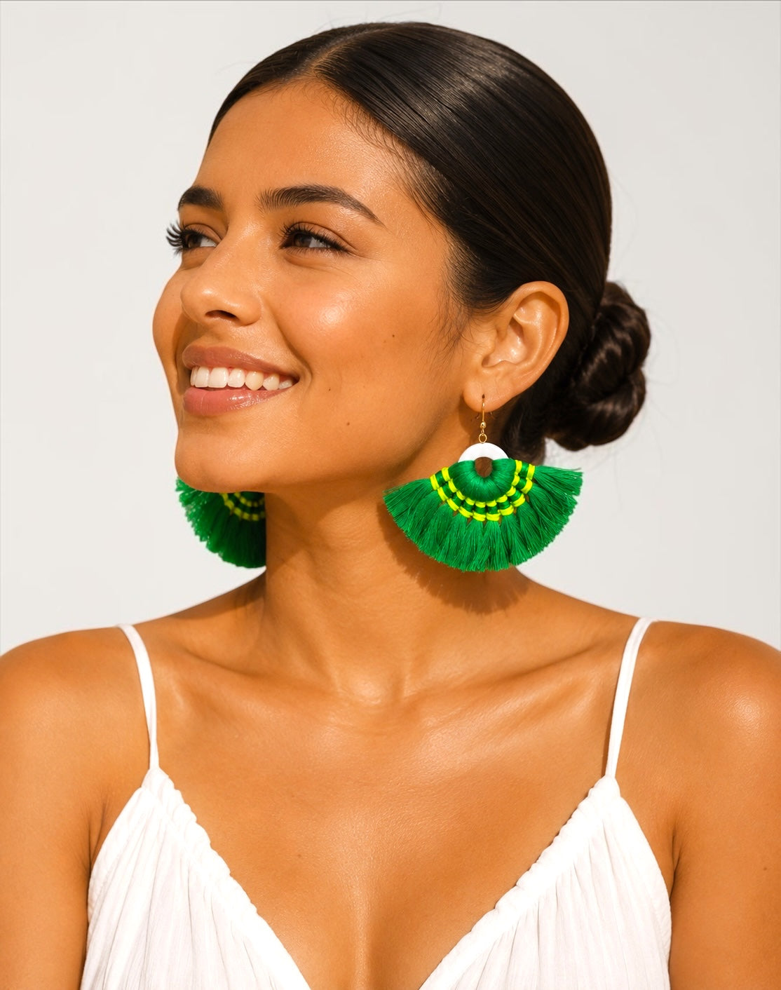 Boucles d'oreilles pendantes bohèmes vertes à pampilles – Bijou fait main tendance pour festival d'été Fatisha Boutique