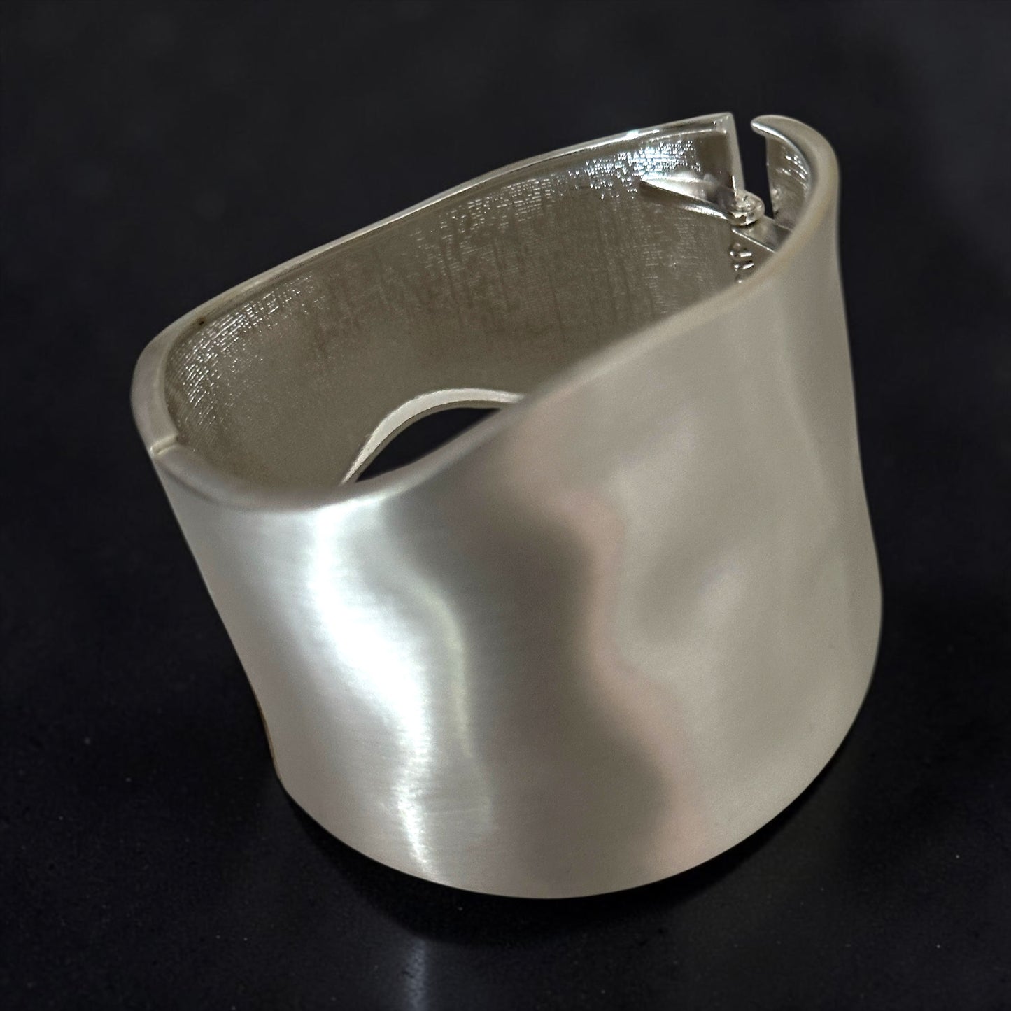 Bracelet manchette large classique en métal – Jonc audacieux en or ou argent Fatisha Boutique