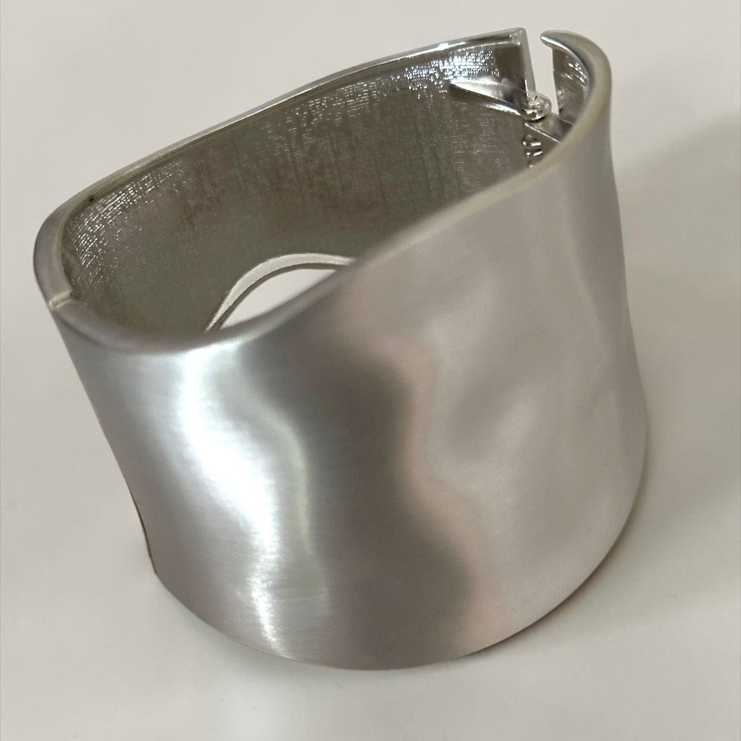 Bracelet manchette large classique en métal – Jonc audacieux en or ou argent Fatisha Boutique