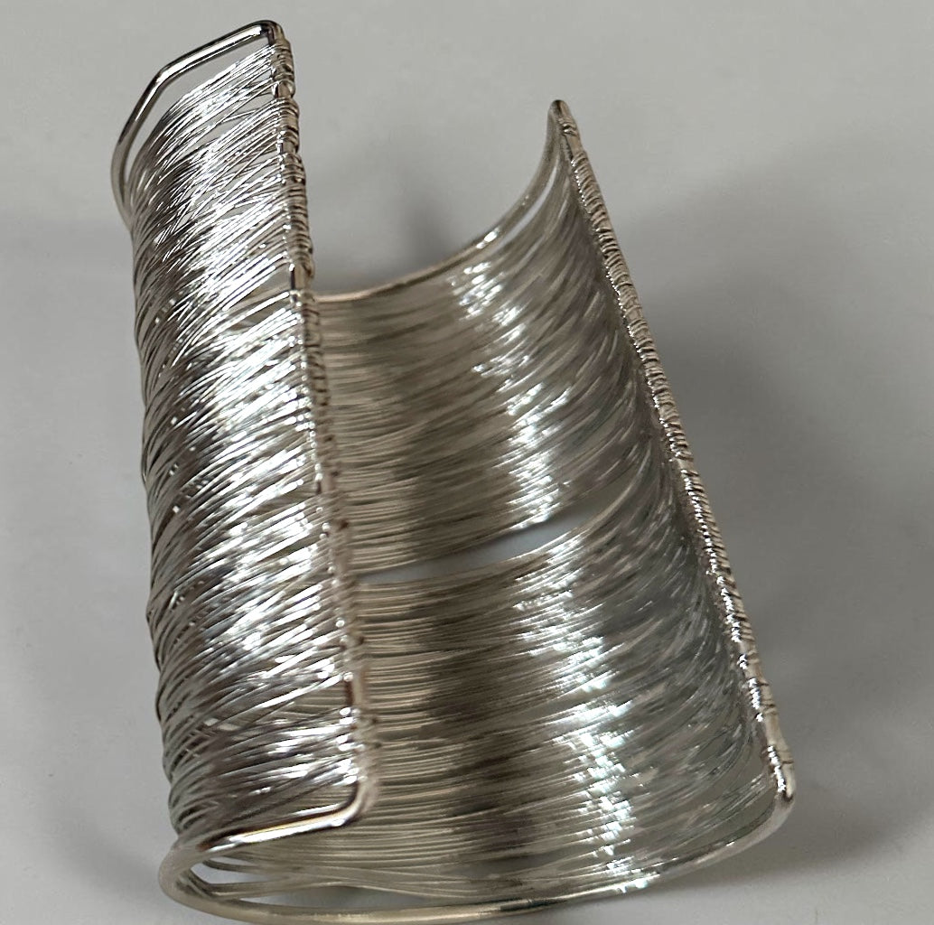 Breite Drahtarmreifen - Statement-Armbänder in Gold und Silber