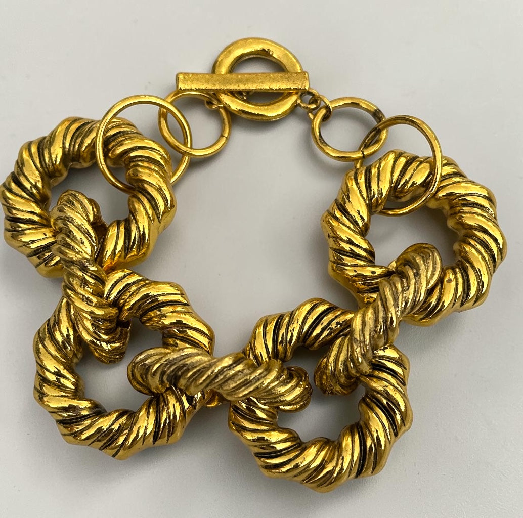 Elegante Statement-Armbänder aus vergoldetem, ineinandergreifendem Metall Fatisha Boutique