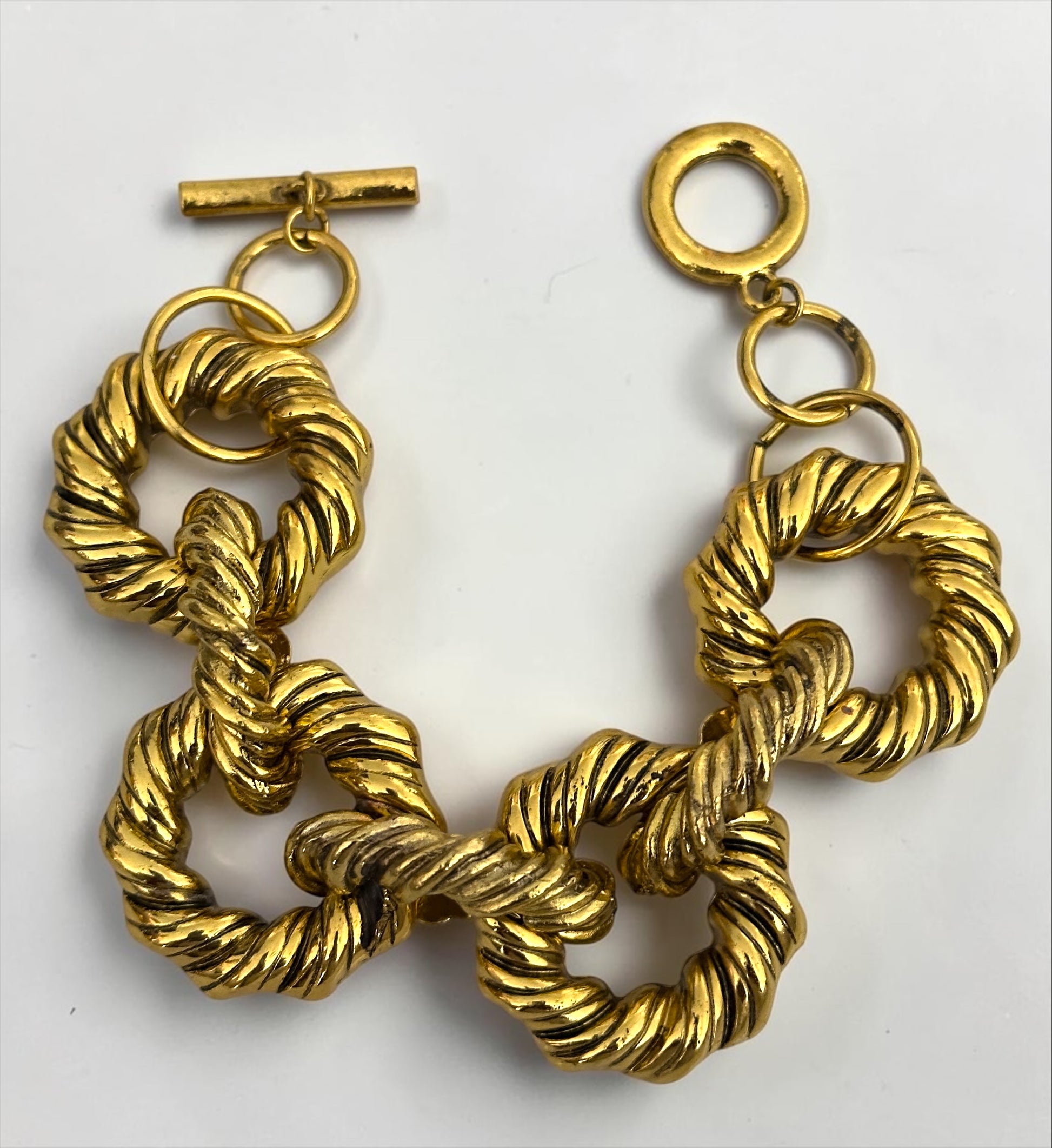 Elegante Statement-Armbänder aus vergoldetem, ineinandergreifendem Metall