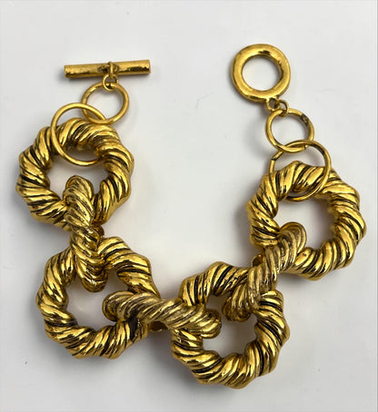 Elegante Statement-Armbänder aus vergoldetem, ineinandergreifendem Metall