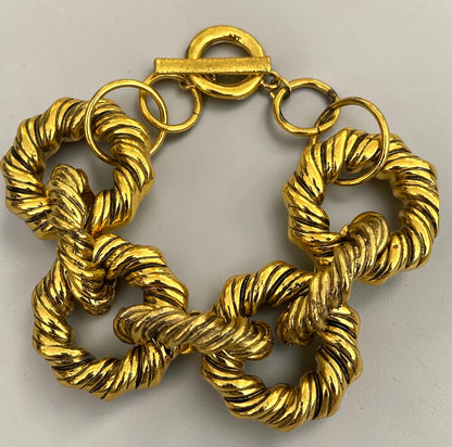 Elegante Statement-Armbänder aus vergoldetem, ineinandergreifendem Metall