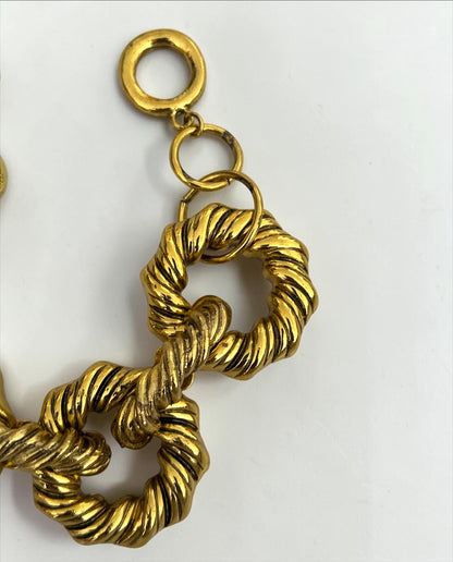 Elegante Statement-Armbänder aus vergoldetem, ineinandergreifendem Metall