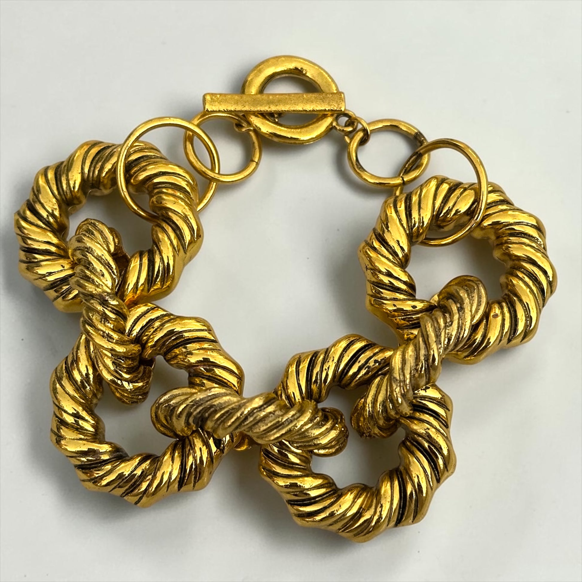 Elegante Statement-Armbänder aus vergoldetem, ineinandergreifendem Metall