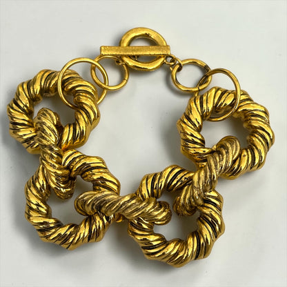 Elegante Statement-Armbänder aus vergoldetem, ineinandergreifendem Metall