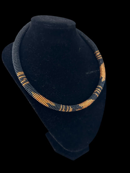 Collier Zoulou Africain Fait Main – Bijoux Tribaux Perlé Noirs et Dorés