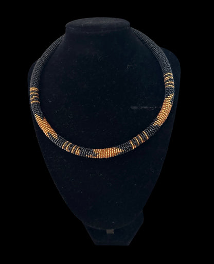 Collier Zoulou Africain Fait Main – Bijoux Tribaux Perlé Noirs et Dorés