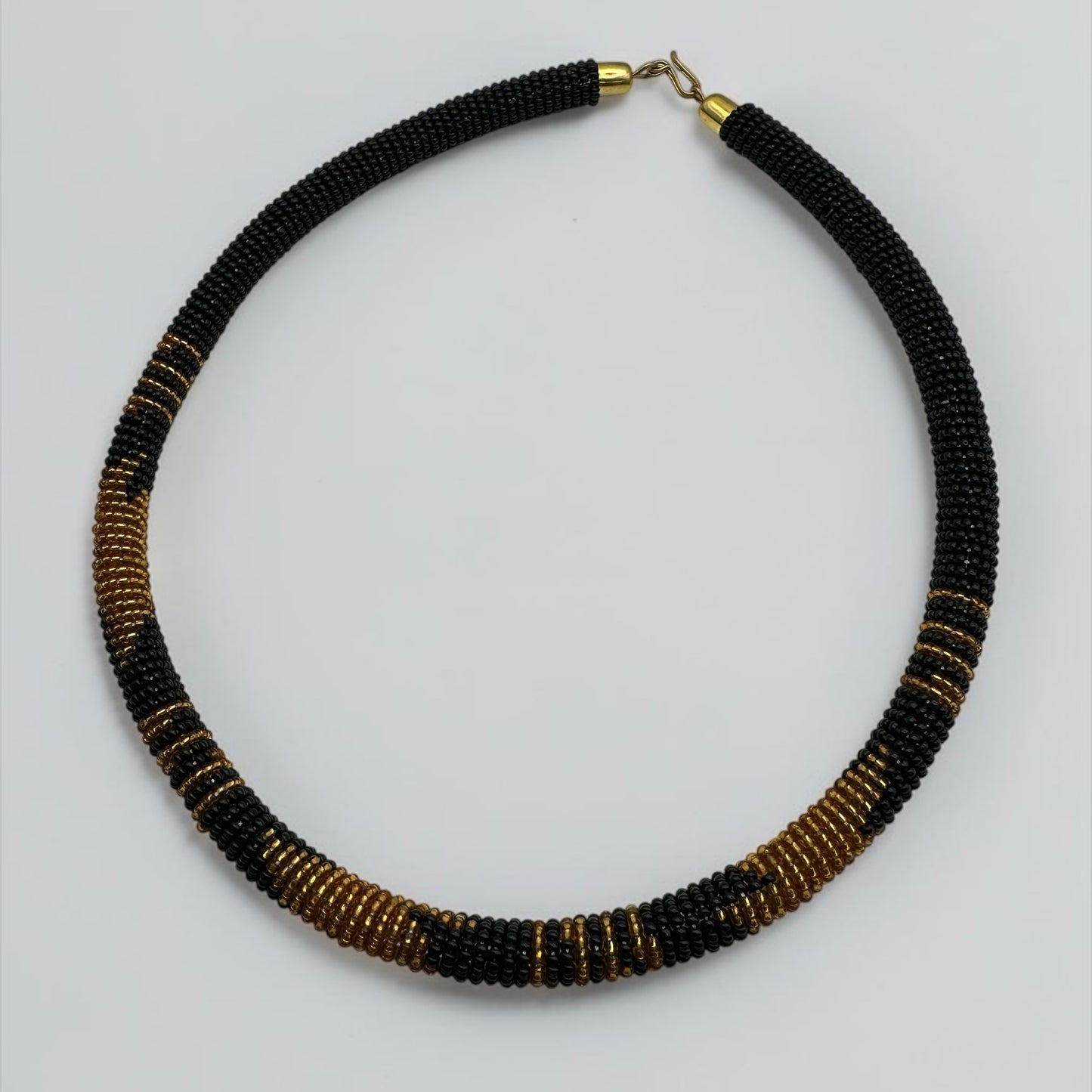 Collier Zoulou Africain Fait Main – Bijoux Tribaux Perlé Noirs et Dorés Fatisha Boutique