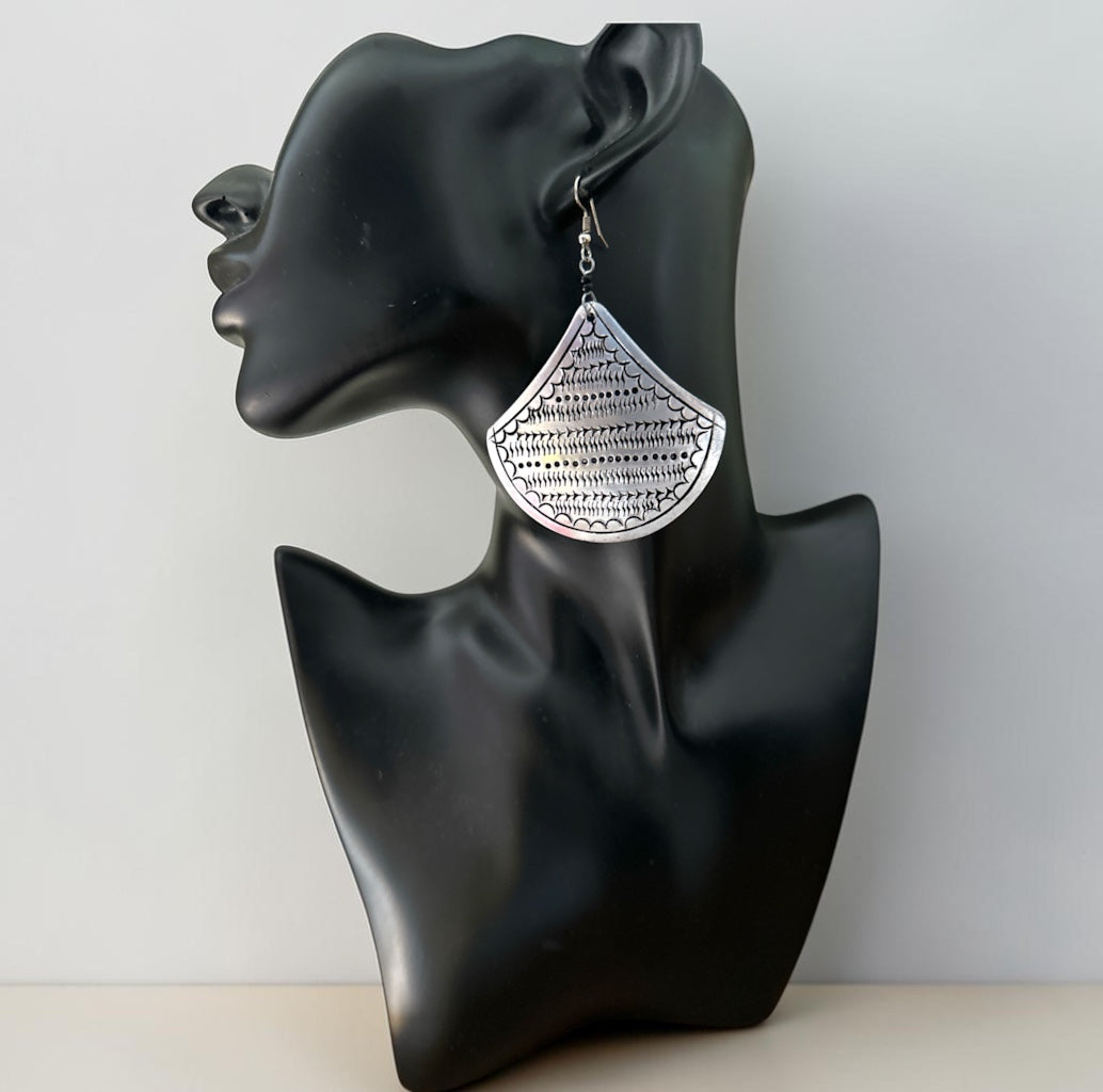 Boucles d'oreilles pendantes africaines demi-lune gravées – Argent léger tribal | Vendeur britannique Fatisha Boutique