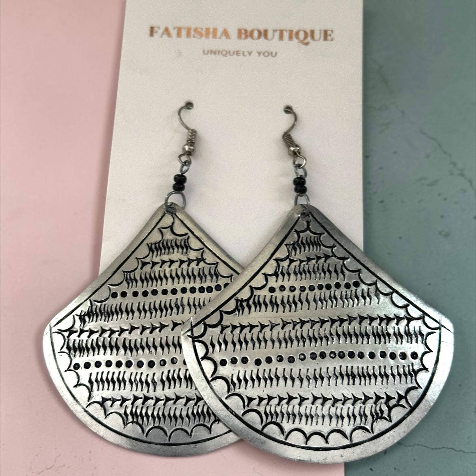 Boucles d'oreilles pendantes africaines demi-lune gravées – Argent léger tribal | Vendeur britannique