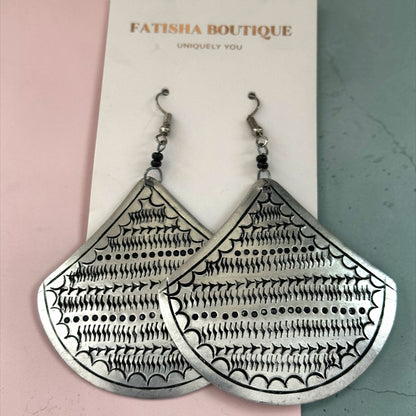 Boucles d'oreilles pendantes africaines demi-lune gravées – Argent léger tribal | Vendeur britannique