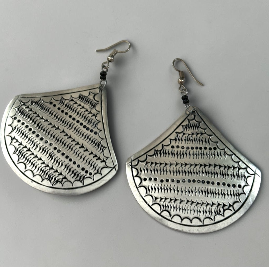 Boucles d'oreilles pendantes africaines demi-lune gravées – Argent léger tribal | Vendeur britannique Fatisha Boutique