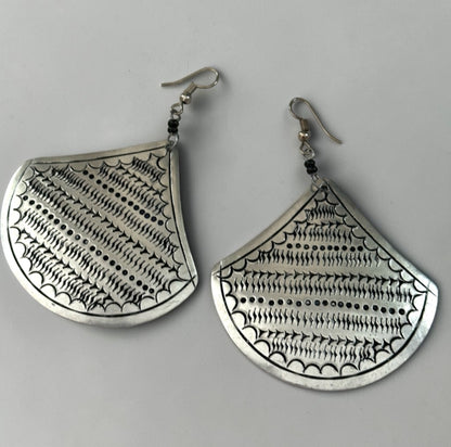 Boucles d'oreilles pendantes africaines demi-lune gravées – Argent léger tribal | Vendeur britannique