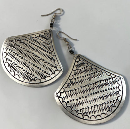 Boucles d'oreilles pendantes africaines demi-lune gravées – Argent léger tribal | Vendeur britannique