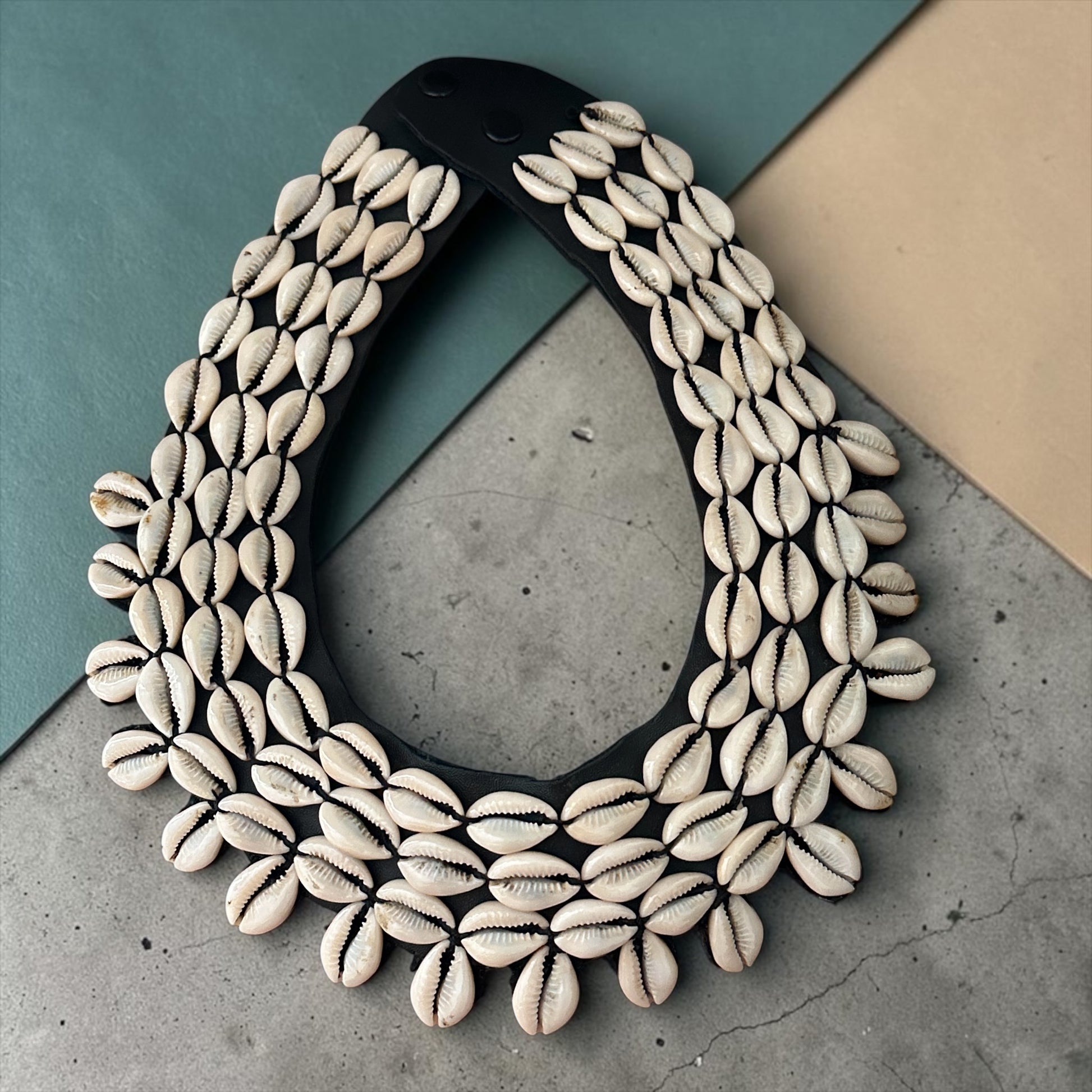 Collier ras du cou africain authentique en coquillages cauris – Pièce maîtresse tribale faite à la main