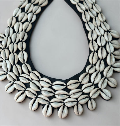 Collier ras du cou africain authentique en coquillages cauris – Pièce maîtresse tribale faite à la main