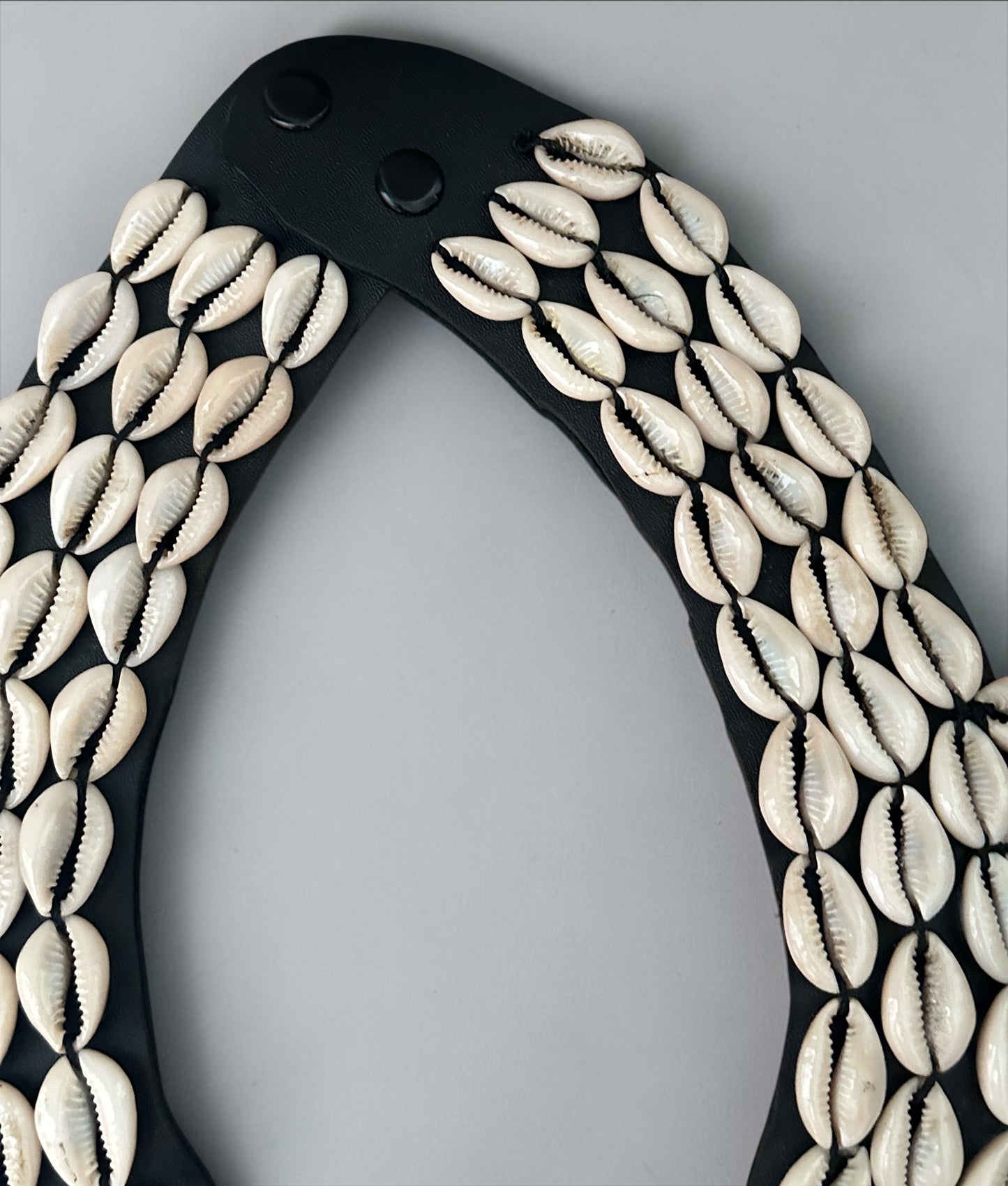 Collier ras du cou africain authentique en coquillages cauris – Pièce maîtresse tribale faite à la main Fatisha Boutique