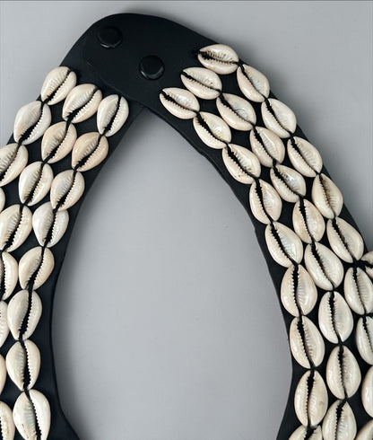 Collier ras du cou africain authentique en coquillages cauris – Pièce maîtresse tribale faite à la main