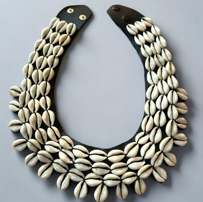 Collier ras du cou africain authentique en coquillages cauris – Pièce maîtresse tribale faite à la main