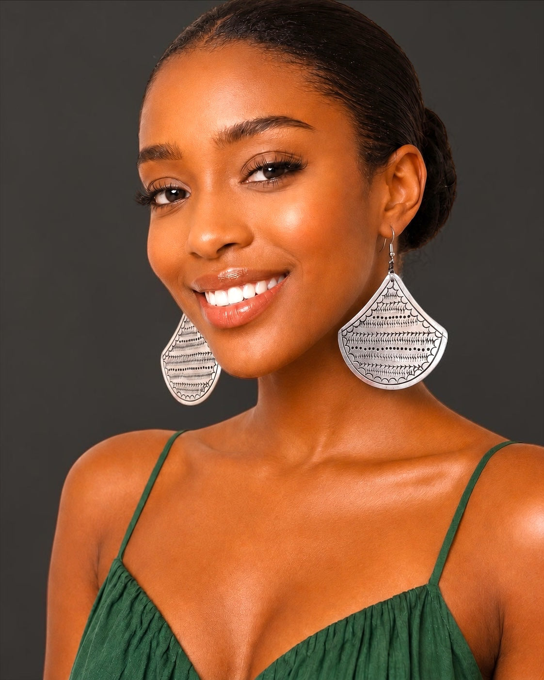 Boucles d'oreilles pendantes africaines demi-lune gravées – Argent léger tribal | Vendeur britannique Fatisha Boutique