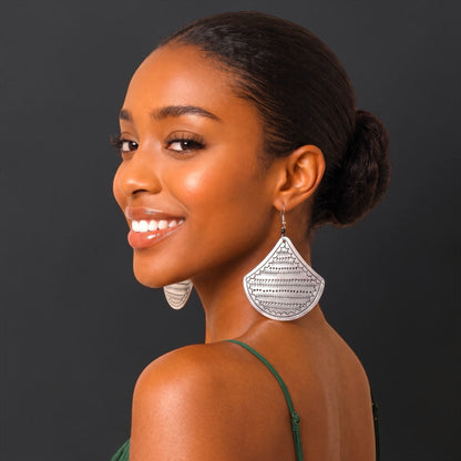 Boucles d'oreilles pendantes africaines demi-lune gravées – Argent léger tribal | Vendeur britannique