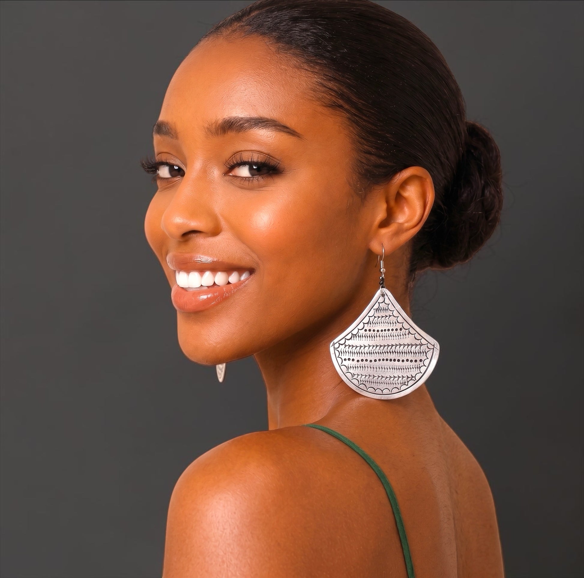Boucles d'oreilles pendantes africaines demi-lune gravées – Argent léger tribal | Vendeur britannique