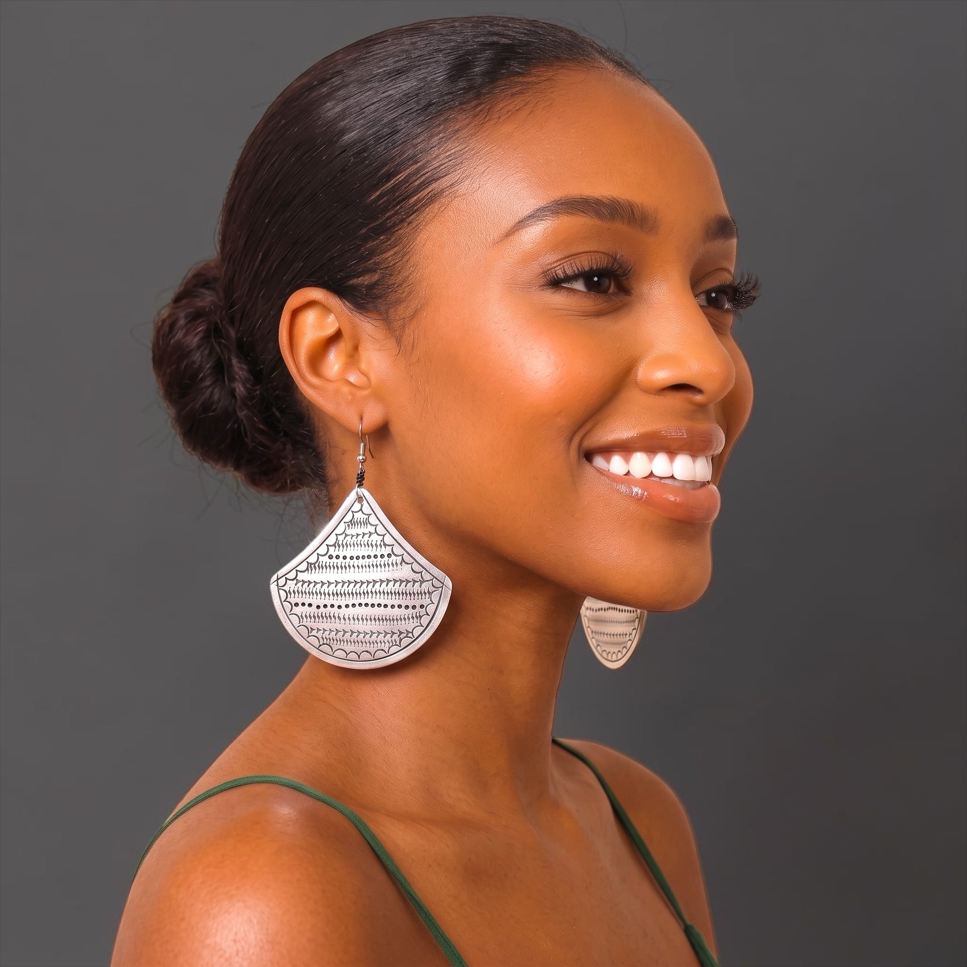 Boucles d'oreilles pendantes africaines demi-lune gravées – Argent léger tribal | Vendeur britannique