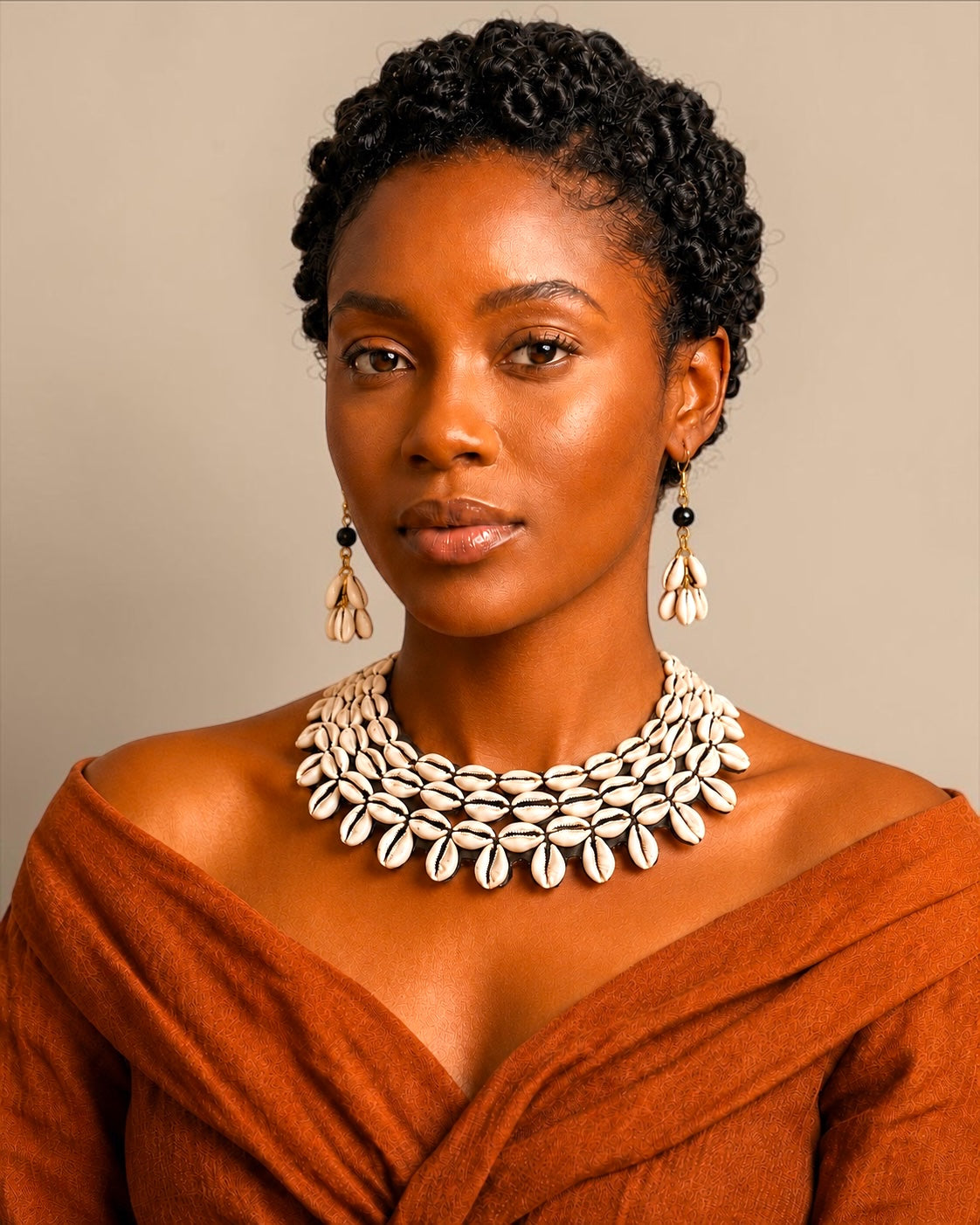 Collier ras du cou africain authentique en coquillages cauris – Pièce maîtresse tribale faite à la main
